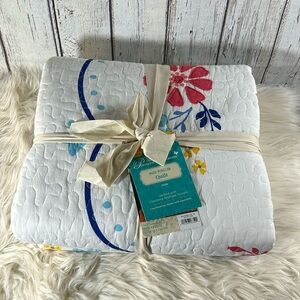 The Pioneer Woman Mazie Medallion Quilt